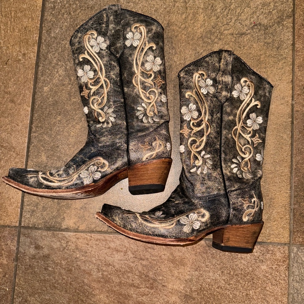 Circle G Ladies Embroidered Cowboy boots